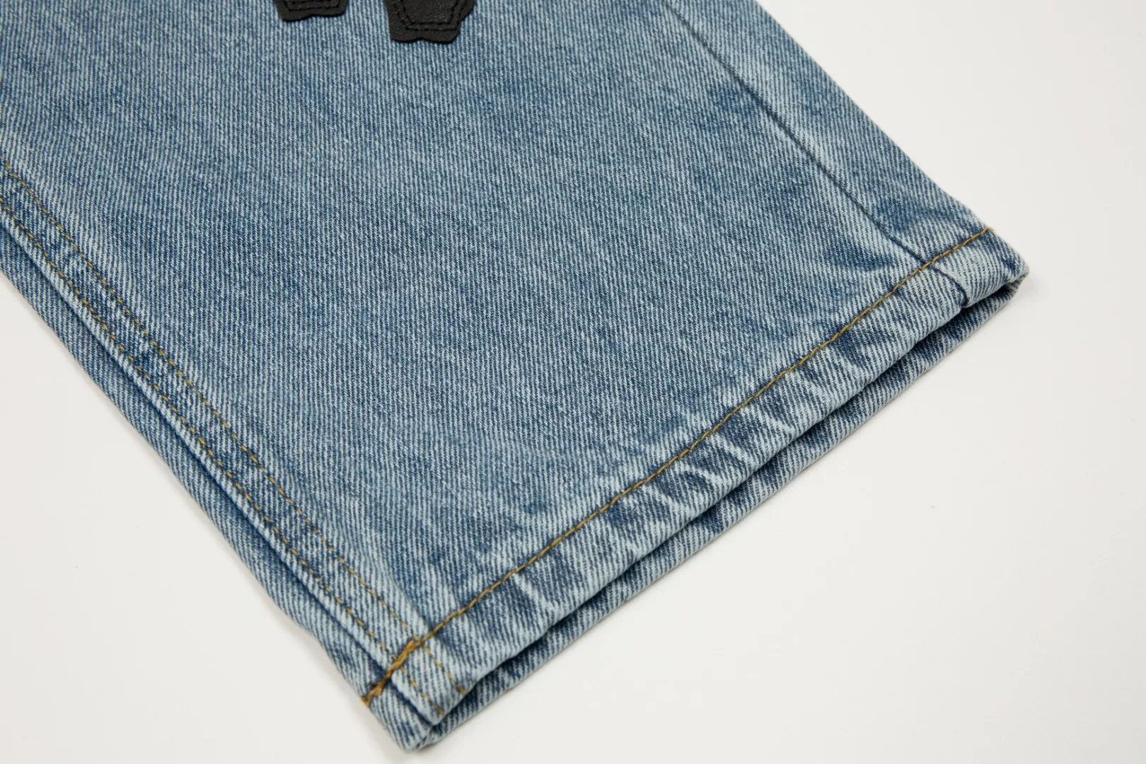 KE905#P230 The only correct leather label version on the market Chrome Hearts CH Cross embroidery distressed jeans Top ceiling quality 100% correct version The correct version is here!  Believe me this must be the best quality you will ever come across! ! Excellent value for money! !  Styles with different washes and textures are very friendly to people with thin legs and thick legs. The straight version is very flattering to the shape of the legs. The moderate length is timeless and easy to match. It is the basis of various styles and a must-have in the wardrobe! ! Add a little stacking to easily control the clean fit trend that has exploded this year. The fabric is stiff but also makes the upper body soft without losing texture. The sides and cuffs of some styles have a bone-wash effect. The vintage flavor pops up all at once. It’s really hard not to love it! ✅Correctly customize the Croxin metal leather label on the back panel. It is not sold directly with the cross on the finished jeans. 1:1 copying strives for excellence and the details are perfectly grasped. ✅The cross leather label is clear and smooth. Exquisite turning top craftsmanship. ✅Buttons, zippers and hardware are all customized versions of the Croxin LOGO. ✅High-cost washing process. Size: 28 30 32 34 36 (5 sizes)